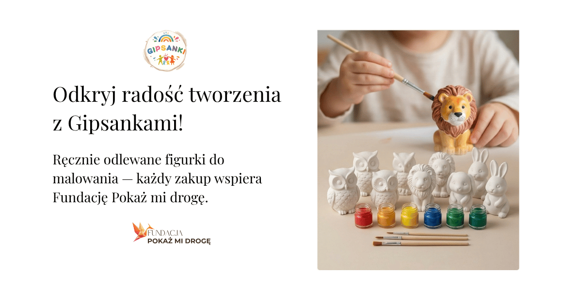 Dziecko maluje gipsową figurkę lwa pace w żółtego i czerwonego, obok białe nieprzemalowane figurki zwierząt Gipsank